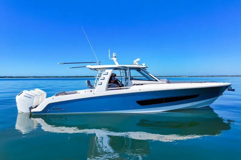 Slide: The Image of Boston Whaler 420 Outrage 2025 - 15