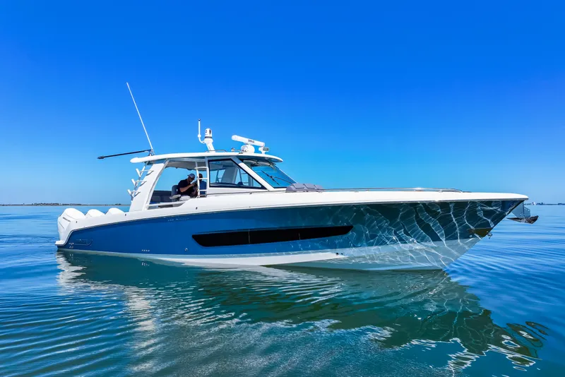Slide: The Image of Boston Whaler 420 Outrage 2025 - 16