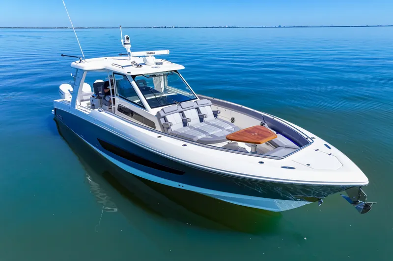 Slide: The Image of Boston Whaler 420 Outrage 2025 - 17