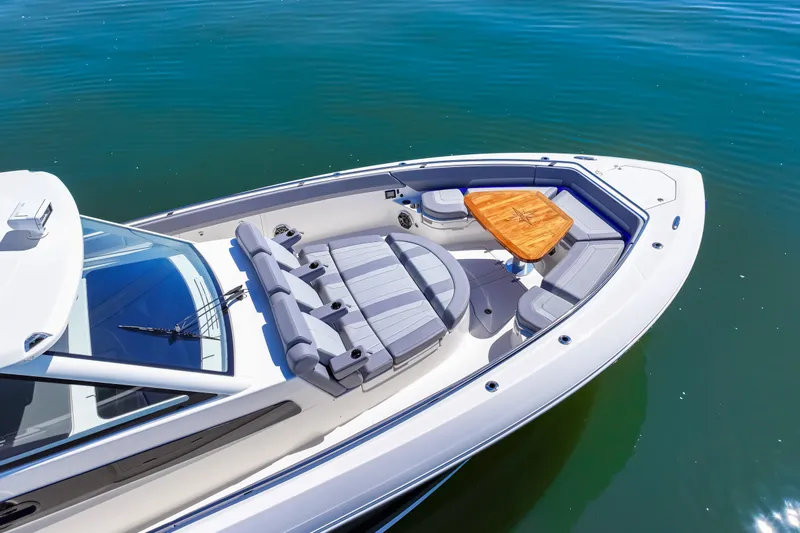 Slide: The Image of Boston Whaler 420 Outrage 2025 - 18