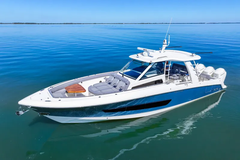 Slide: The Image of Boston Whaler 420 Outrage 2025 - 2