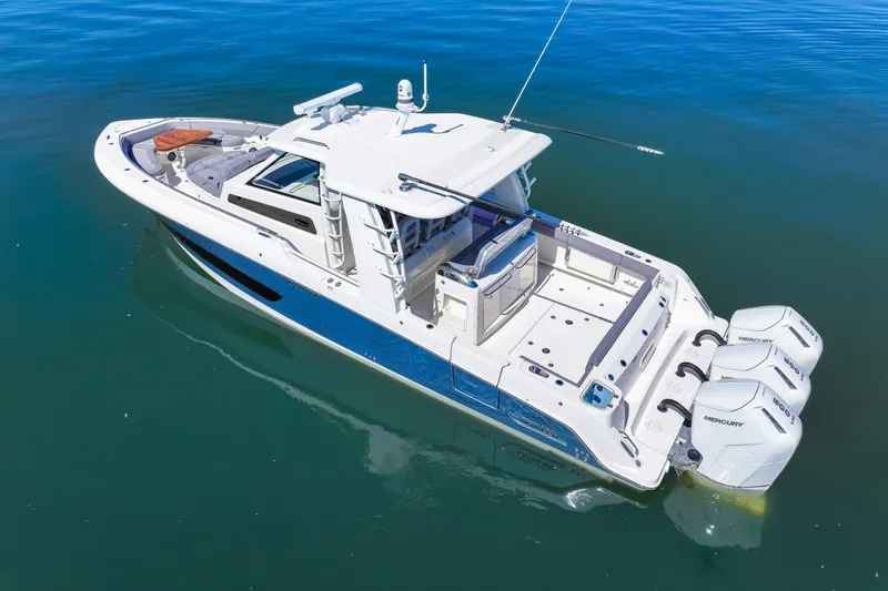 Slide: The Image of Boston Whaler 420 Outrage 2025 - 21