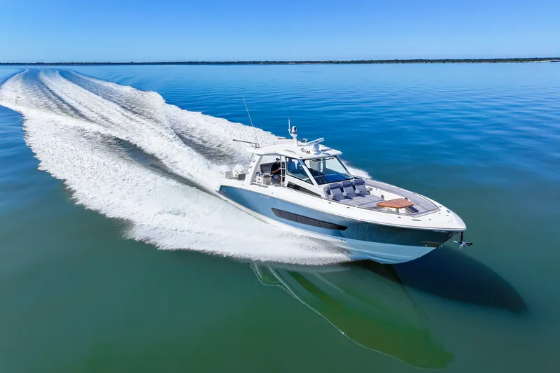 Slide: The Image of Boston Whaler 420 Outrage 2025 - 22