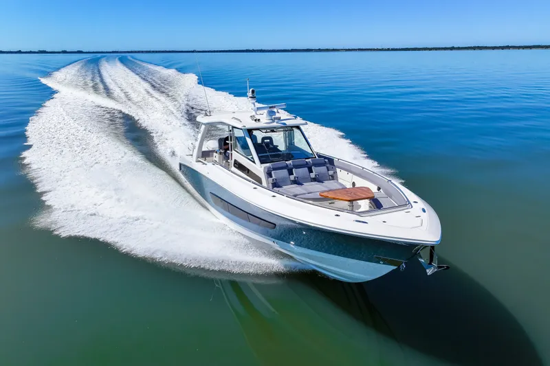 Slide: The Image of Boston Whaler 420 Outrage 2025 - 23