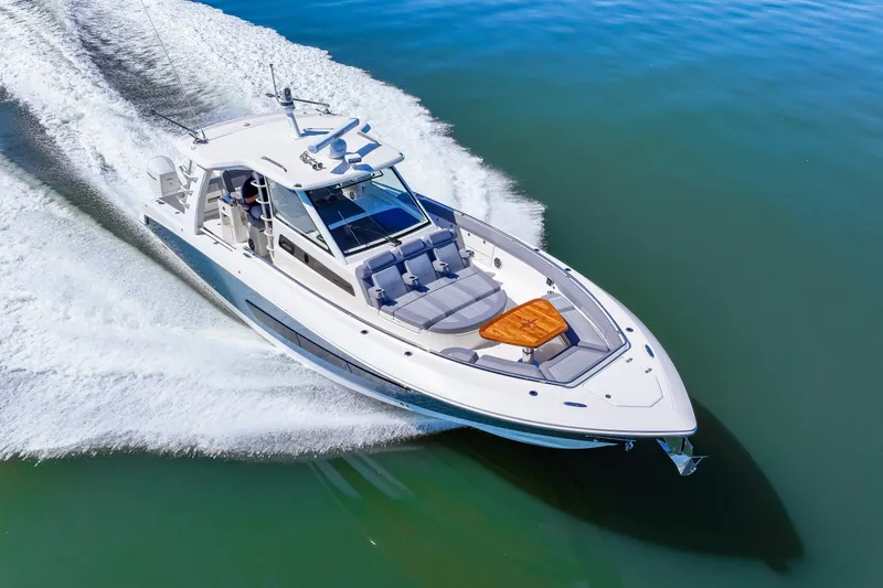 Slide: The Image of Boston Whaler 420 Outrage 2025 - 24