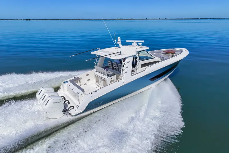 Slide: The Image of Boston Whaler 420 Outrage 2025 - 26