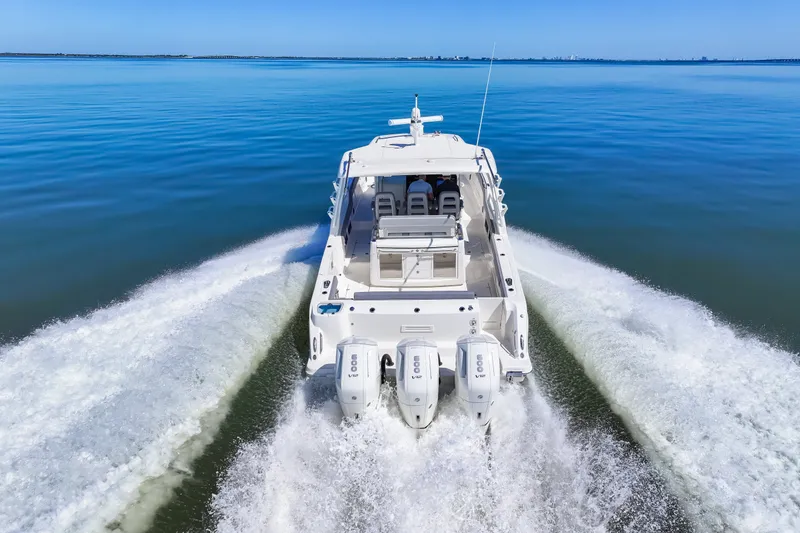 Slide: The Image of Boston Whaler 420 Outrage 2025 - 27