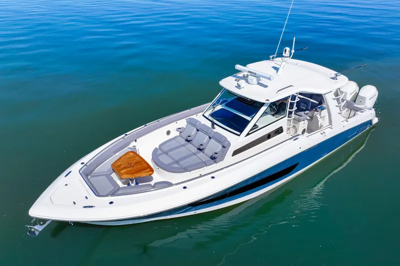 Slide: The Image of Boston Whaler 420 Outrage 2025 - 3