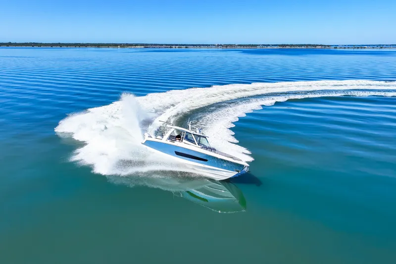 Slide: The Image of Boston Whaler 420 Outrage 2025 - 30