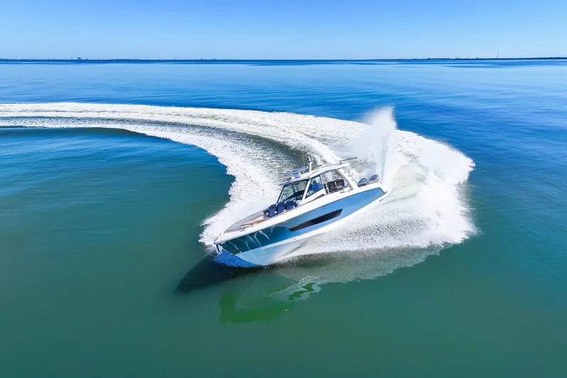 Slide: The Image of Boston Whaler 420 Outrage 2025 - 32