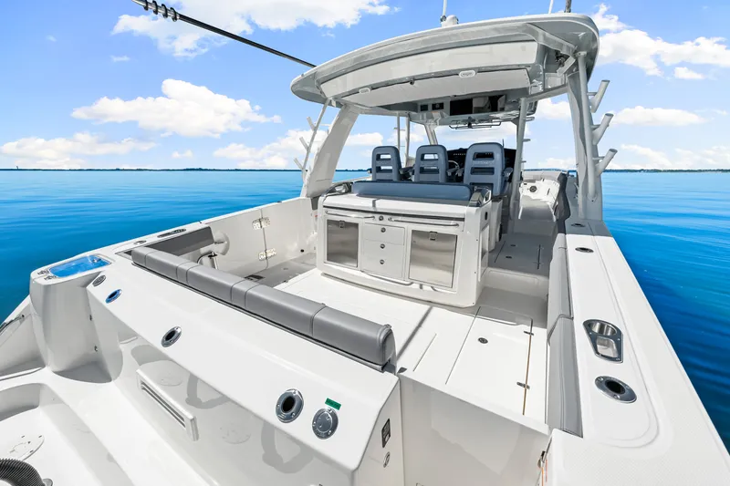 Slide: The Image of Boston Whaler 420 Outrage 2025 - 33