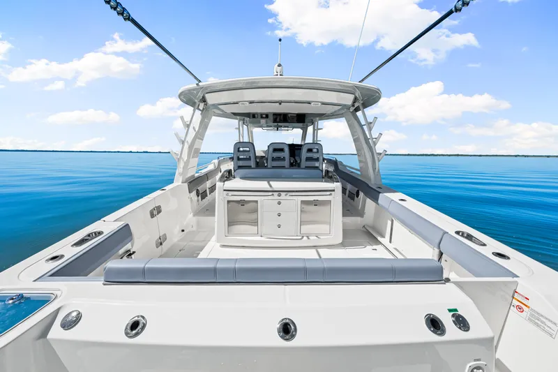 Slide: The Image of Boston Whaler 420 Outrage 2025 - 34