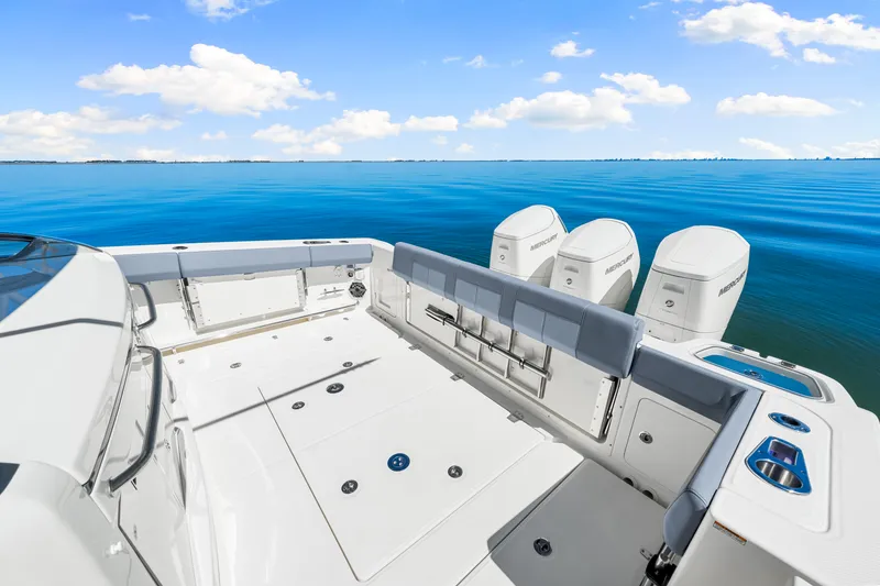 Slide: The Image of Boston Whaler 420 Outrage 2025 - 36