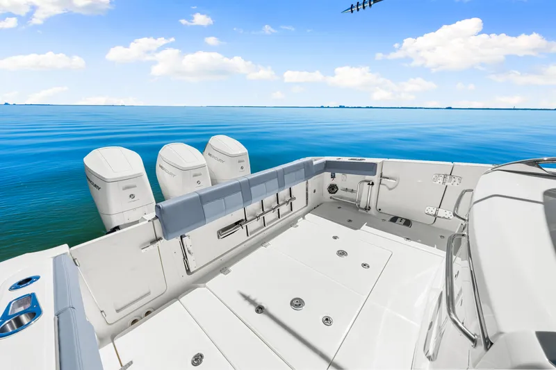 Slide: The Image of Boston Whaler 420 Outrage 2025 - 37