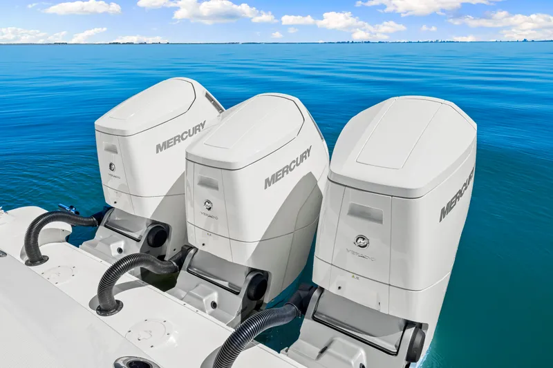 Slide: The Image of Boston Whaler 420 Outrage 2025 - 38