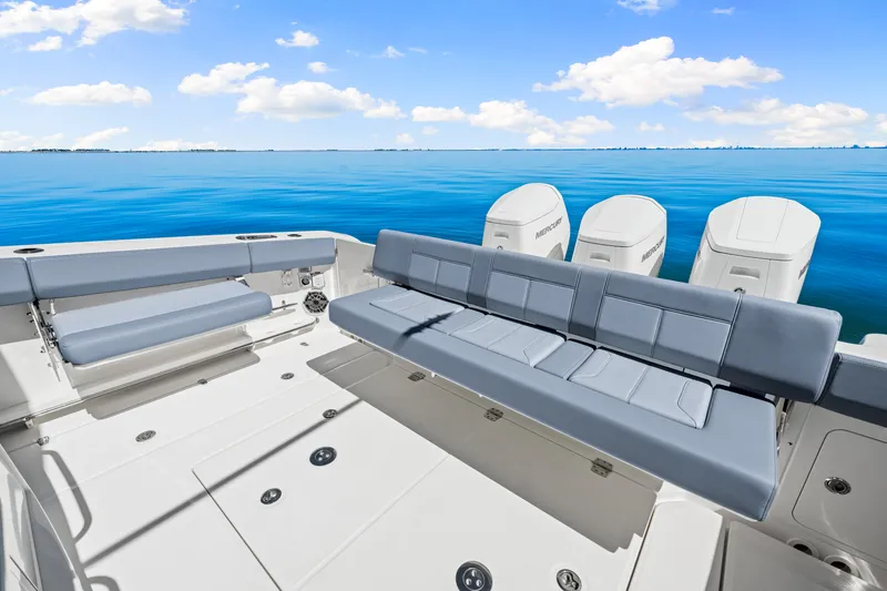 Slide: The Image of Boston Whaler 420 Outrage 2025 - 39