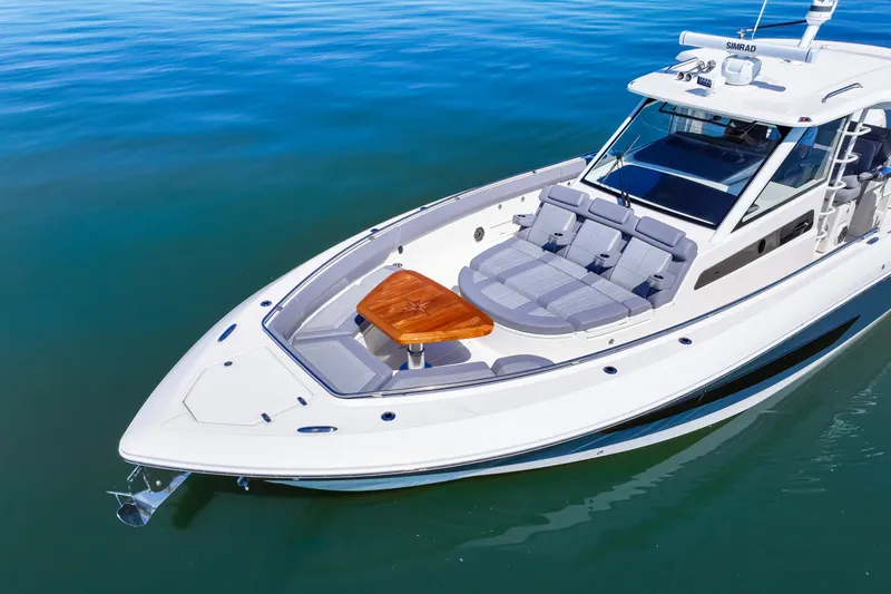 Slide: The Image of Boston Whaler 420 Outrage 2025 - 4