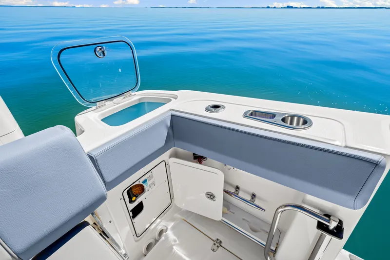 Slide: The Image of Boston Whaler 420 Outrage 2025 - 41