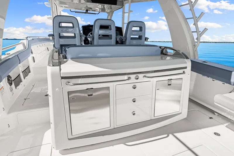 Slide: The Image of Boston Whaler 420 Outrage 2025 - 42