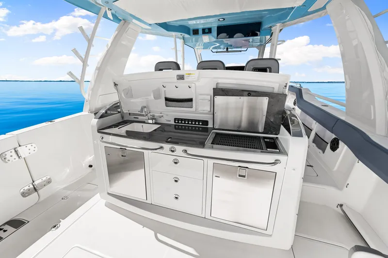Slide: The Image of Boston Whaler 420 Outrage 2025 - 43