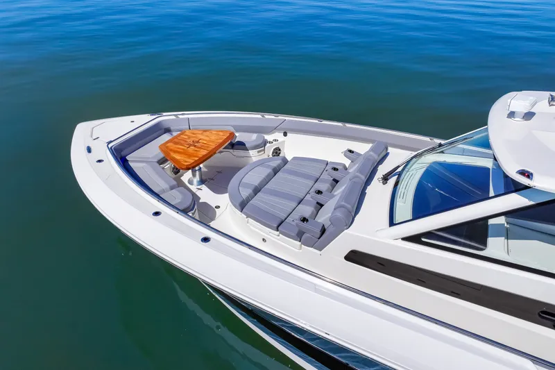 Slide: The Image of Boston Whaler 420 Outrage 2025 - 5