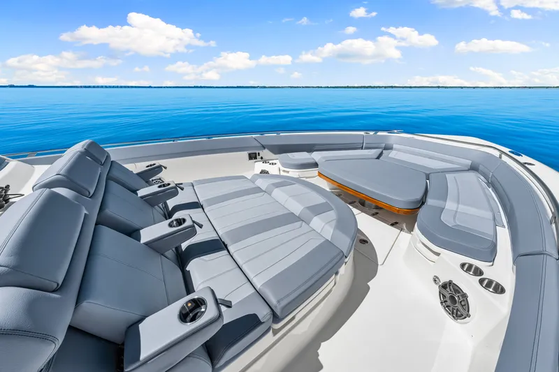 Slide: The Image of Boston Whaler 420 Outrage 2025 - 54