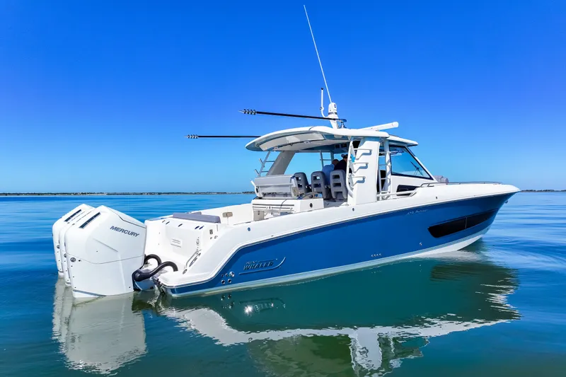 Slide: The Image of Boston Whaler 420 Outrage 2025 - 6