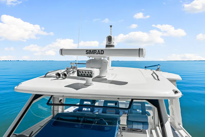 Slide: The Image of Boston Whaler 420 Outrage 2025 - 63