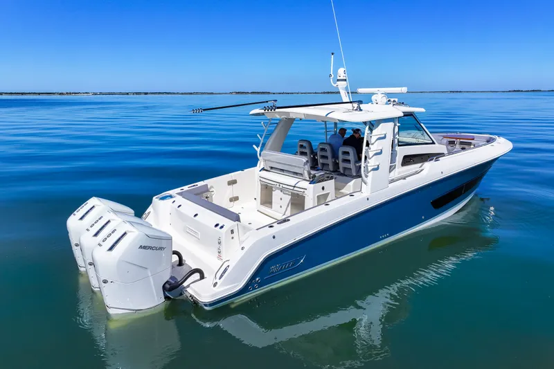 Slide: The Image of Boston Whaler 420 Outrage 2025 - 7