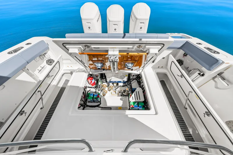 Slide: The Image of Boston Whaler 420 Outrage 2025 - 73