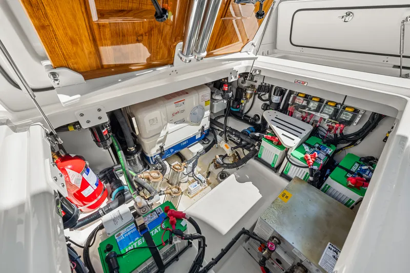 Slide: The Image of Boston Whaler 420 Outrage 2025 - 74