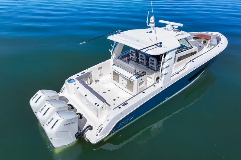 Slide: The Image of Boston Whaler 420 Outrage 2025 - 8