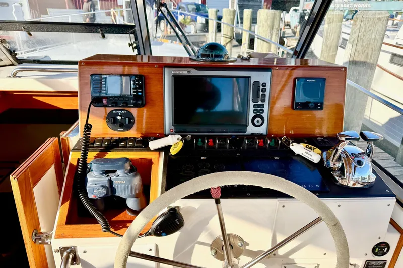 Slide: The Image of Grand Banks 38 Eastbay EX 1995 - 24