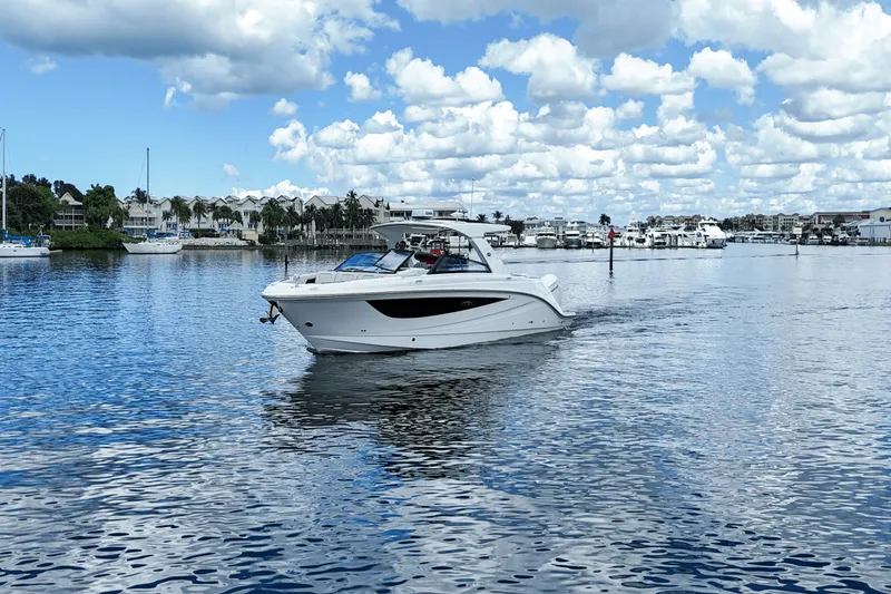 Slide: The Image of Sea Ray SLX 400 Outboard 2025 - 12