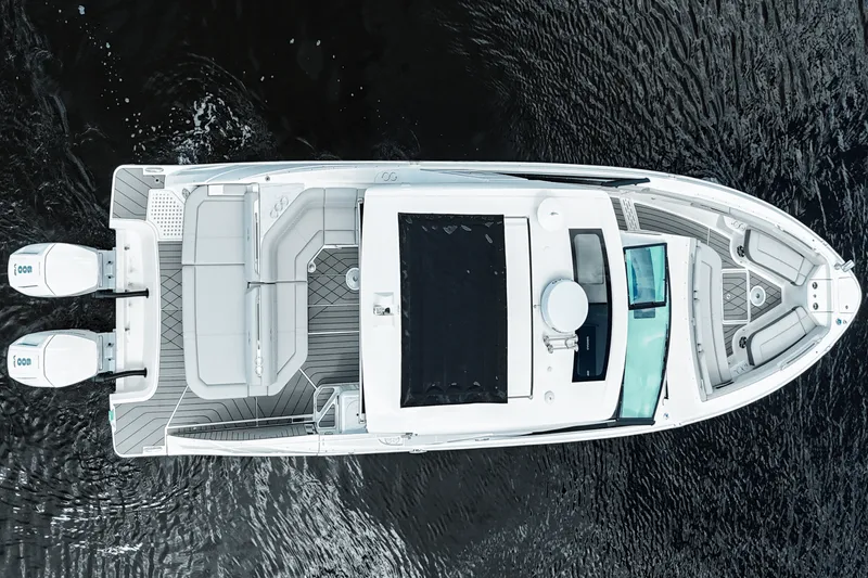 Slide: The Image of Sea Ray SLX 400 Outboard 2025 - 13