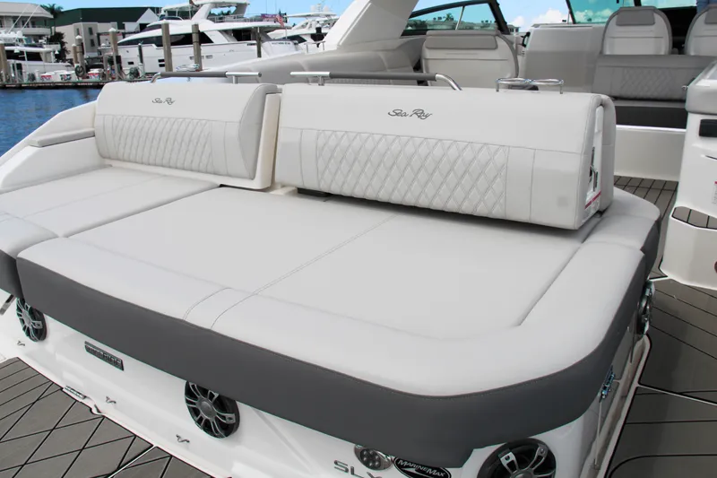 Slide: The Image of Sea Ray SLX 400 Outboard 2025 - 15