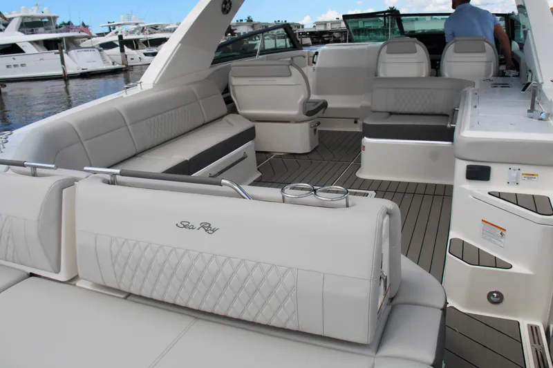 Slide: The Image of Sea Ray SLX 400 Outboard 2025 - 17