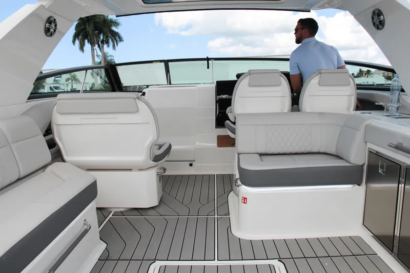 Slide: The Image of Sea Ray SLX 400 Outboard 2025 - 21