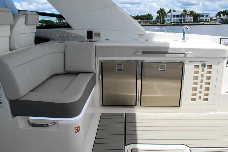 Slide: The Image of Sea Ray SLX 400 Outboard 2025 - 22