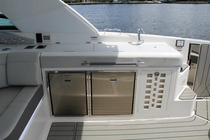 Slide: The Image of Sea Ray SLX 400 Outboard 2025 - 23