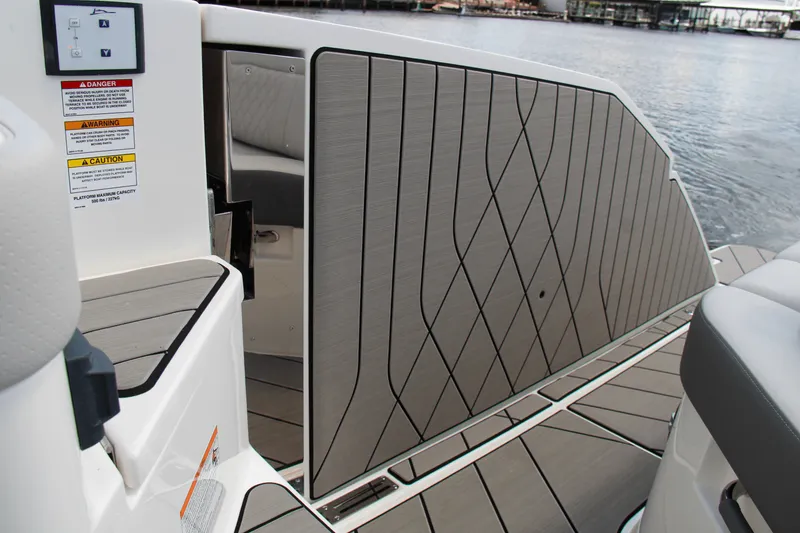 Slide: The Image of Sea Ray SLX 400 Outboard 2025 - 28