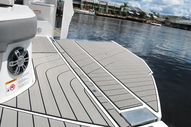 Slide: The Image of Sea Ray SLX 400 Outboard 2025 - 30