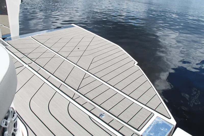 Slide: The Image of Sea Ray SLX 400 Outboard 2025 - 31