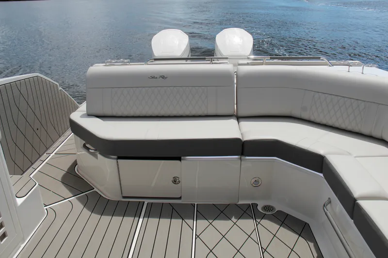 Slide: The Image of Sea Ray SLX 400 Outboard 2025 - 32