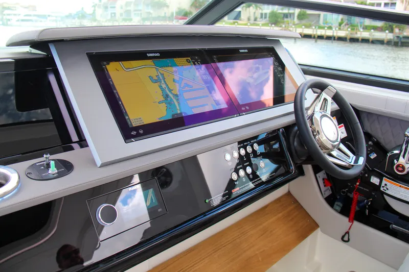 Slide: The Image of Sea Ray SLX 400 Outboard 2025 - 35