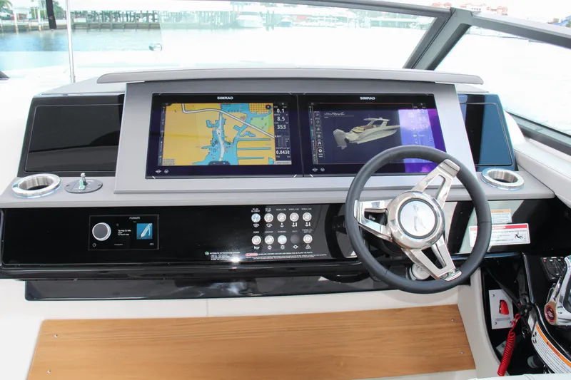 Slide: The Image of Sea Ray SLX 400 Outboard 2025 - 37