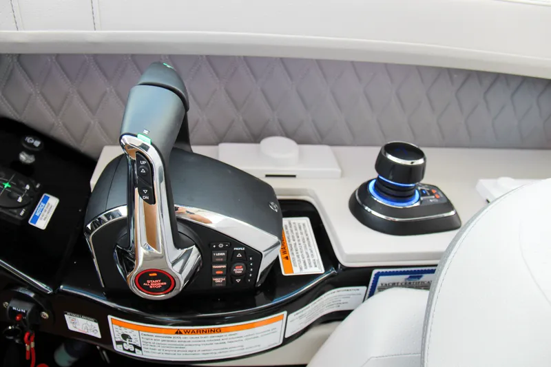 Slide: The Image of Sea Ray SLX 400 Outboard 2025 - 39