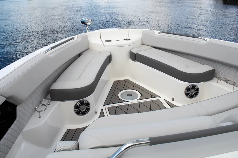 Slide: The Image of Sea Ray SLX 400 Outboard 2025 - 40