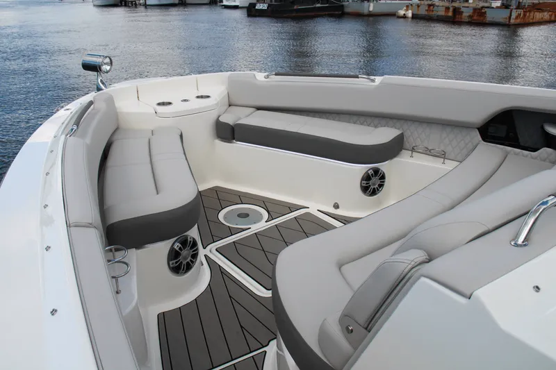 Slide: The Image of Sea Ray SLX 400 Outboard 2025 - 41