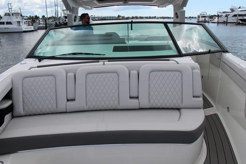 Slide: The Image of Sea Ray SLX 400 Outboard 2025 - 45